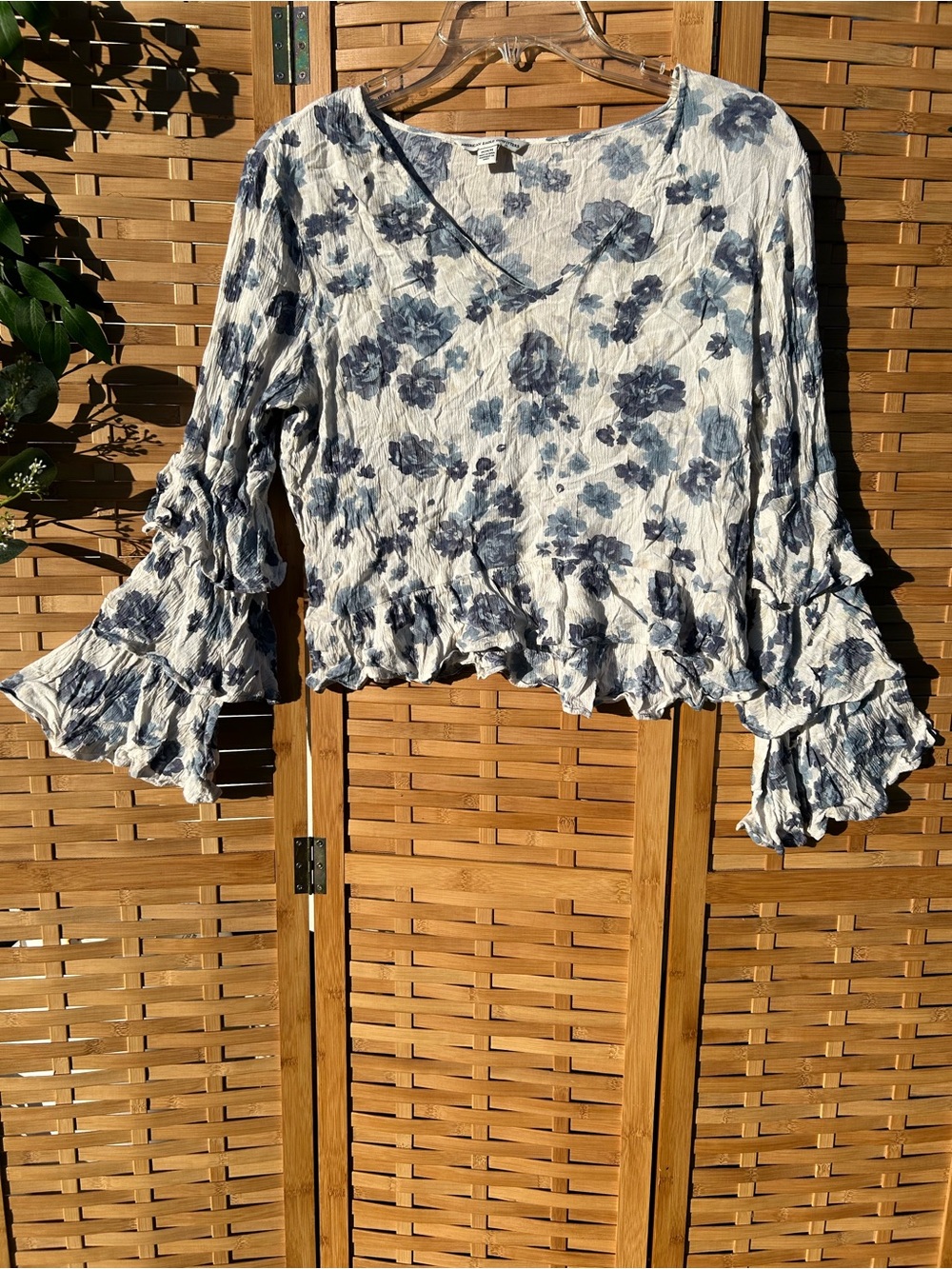🔥3/$8- American Eagle Outfitters Blue Floral Crinkle V-Neck Ruffle Blouse